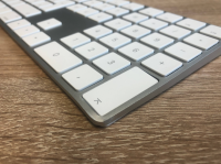 Apple Magic Keyboard mit Ziffernblock, optimierter Tastenhub, Scherenmechanismus, wiederaufladbare Batterie